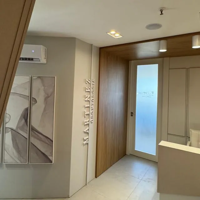 Recepção da Martinez Odontologia — letreiro Martinez Odontologia visível na parede
